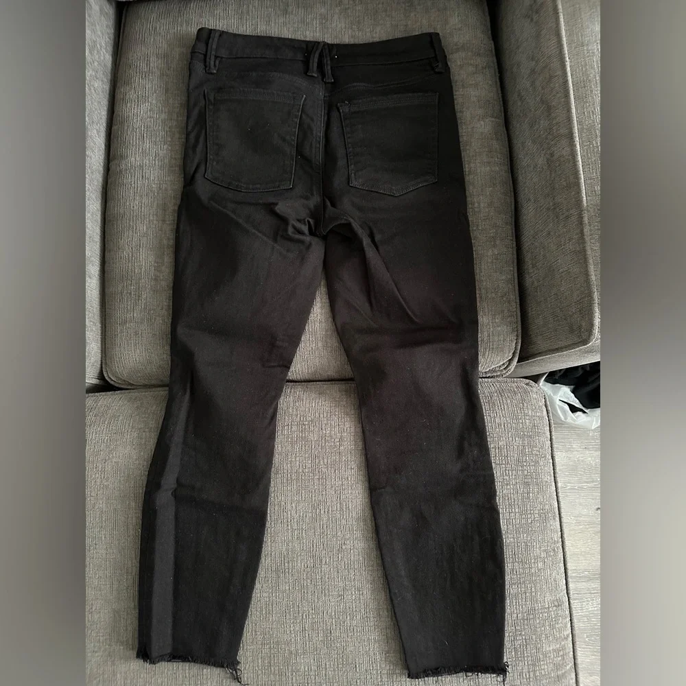 Good American black skinny jeans with frayed bottom hem